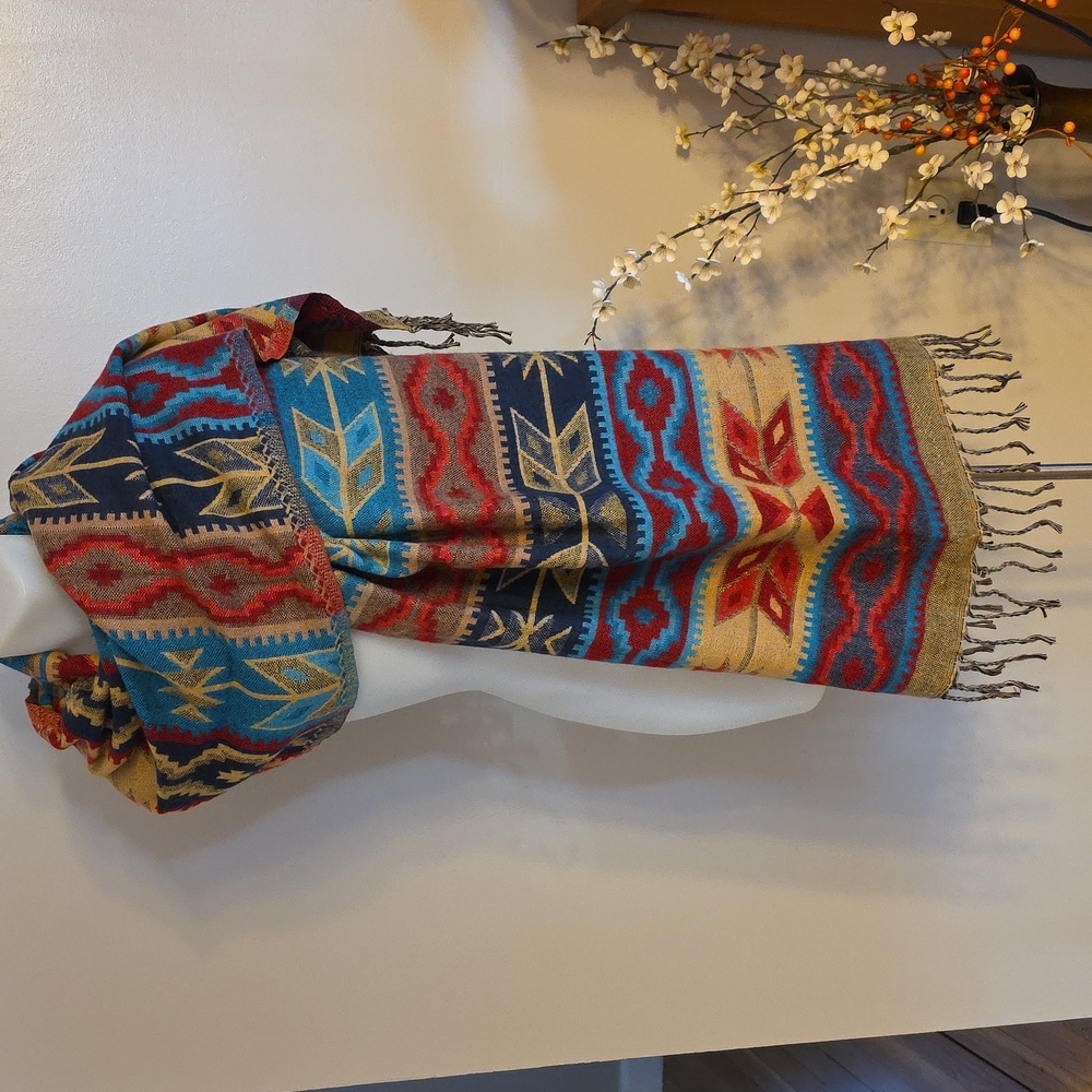Aztec Patterned Shawl/Wrap - Picture 5 of 8